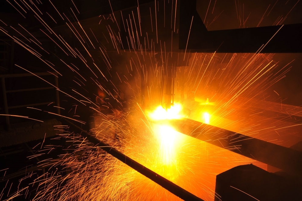 2015年3月10日，東北特鋼集團(tuán)大連基地生產(chǎn)的合金鋼連鑄坯進(jìn)行定尺切割。新華社發(fā)