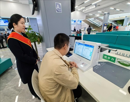 市民用電子范例填單臺錄入信息。人民網(wǎng)記者 周雯攝