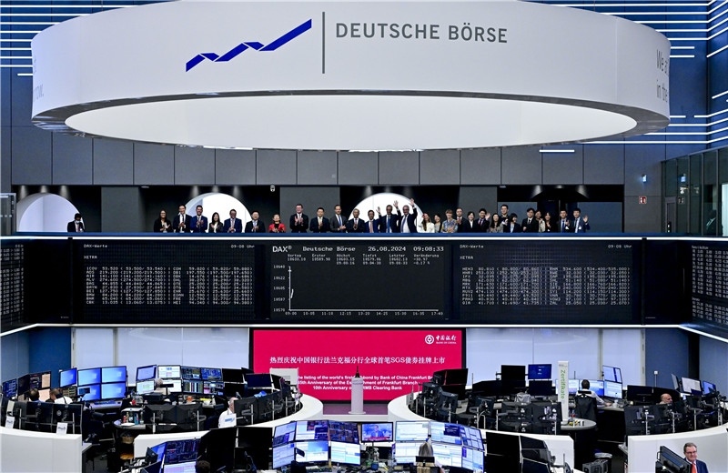 現(xiàn)場(chǎng)圖片:中國(guó)銀行法蘭克福分行負(fù)責(zé)人與多位來(lái)自金融界和企業(yè)界的嘉賓共同見證全球首支人民幣SGS債券在法蘭克福上市