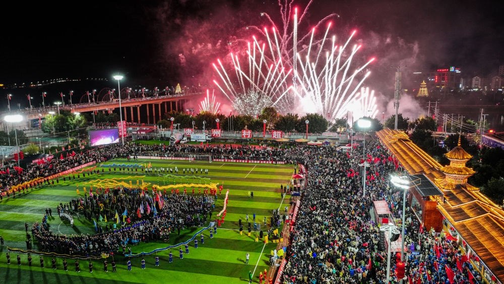 2024全國“村晚”示范展示活動暨貴州“村超村晚”舉行音樂煙花秀表演（無人機照片，2024年2月3日攝）。新華社記者 劉續(xù) 攝