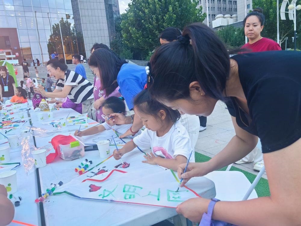 △家長與孩子一起參與“文明上網(wǎng)”系列主題活動。