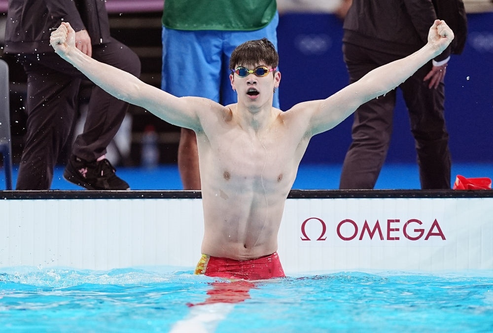 中國選手潘展樂在巴黎奧運會游泳男子100米自由泳決賽后慶祝奪冠及打破世界紀錄（2024年7月31日攝）。新華社記者 杜宇 攝