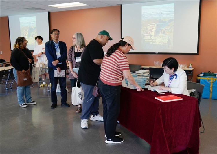 作者顧春芳在活動(dòng)現(xiàn)場(chǎng)簽名贈(zèng)書。羅先勇攝