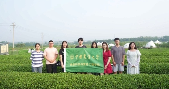 在山東日照，中國(guó)農(nóng)業(yè)大學(xué)食品學(xué)院實(shí)踐團(tuán)就農(nóng)業(yè)生產(chǎn)智能化設(shè)備、肥料選用等問題開展實(shí)地調(diào)研，并面向300余名村民陸續(xù)開展4次科普宣講。校方供圖