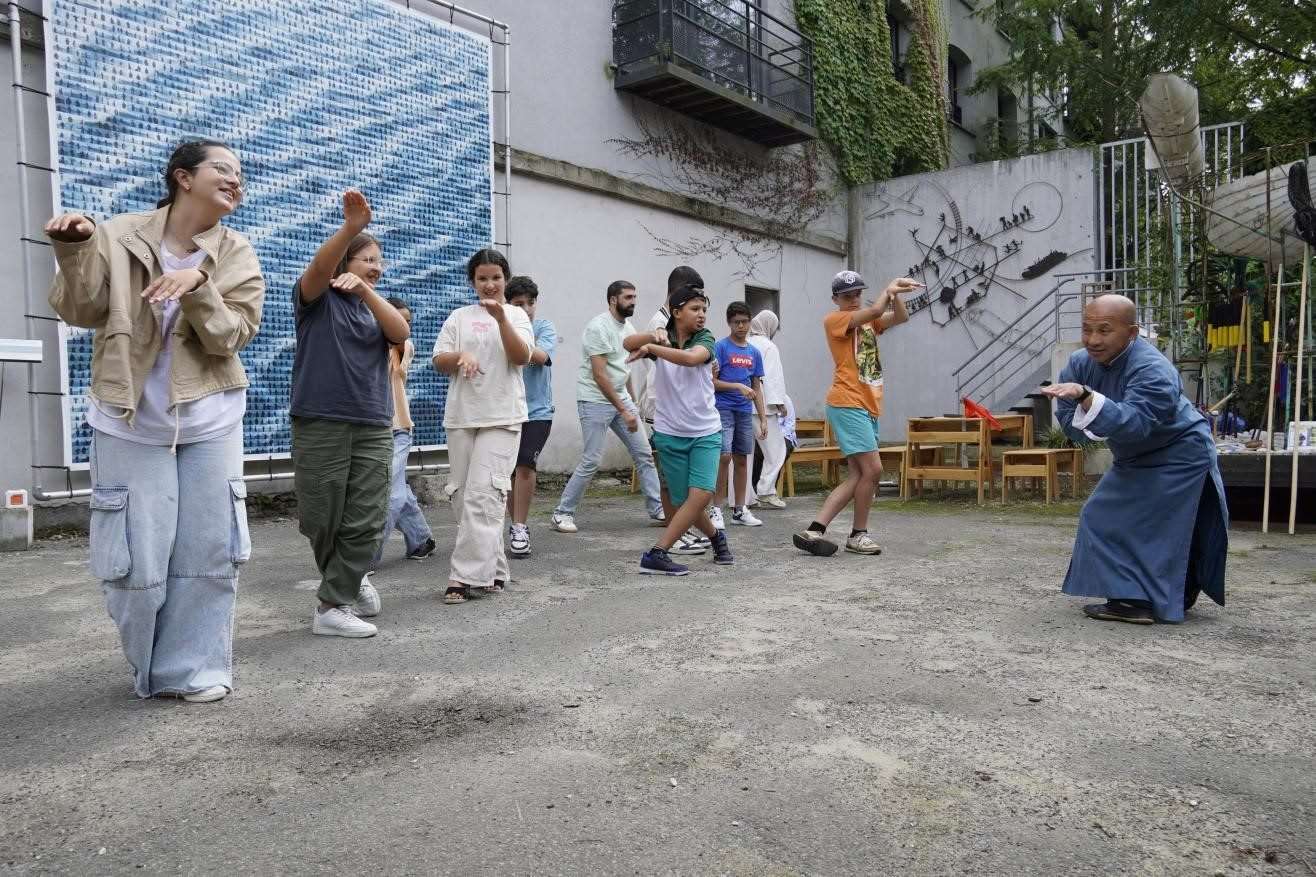 孩子們與魯汶大學(xué)武術(shù)老師，北少林長(zhǎng)拳傳人羅師傅學(xué)習(xí)中國(guó)功夫。比利時(shí)維他命文化傳媒供圖