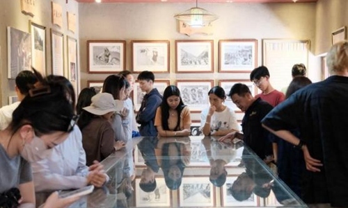 同學們觀摩文旅設(shè)計。校方供圖