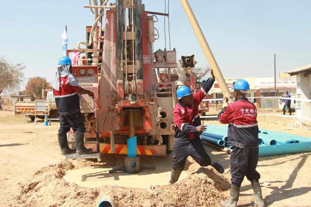 7月22日，工人在津巴布韋東馬紹納蘭省舉行的中國(guó)援津巴布韋300口水井項(xiàng)目開(kāi)工儀式上鉆井。新華社發(fā)