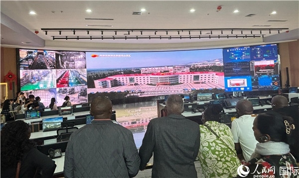 研討班一行在塔山煤礦參觀(guān)。人民網(wǎng) 曹欣悅攝