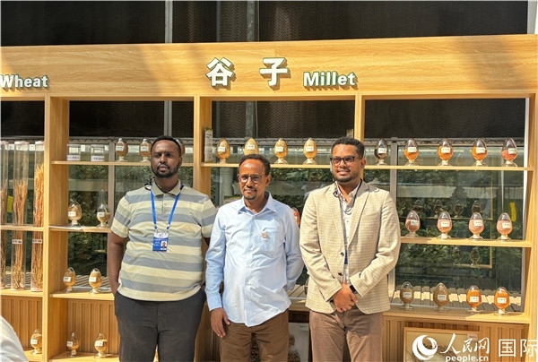 研討班成員在聽(tīng)取講解后合影留念。人民網(wǎng) 曹欣悅攝