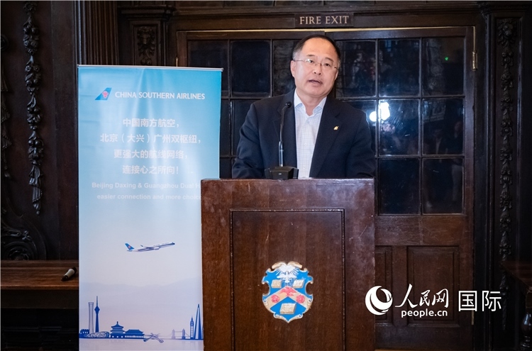 圖為中國(guó)駐倫敦旅游辦事處主任張力致辭。人民網(wǎng) 郭錦標(biāo)攝