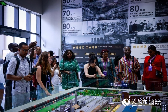 2024“一帶一路”媒體合作論壇聯(lián)合采訪調(diào)研行成員在東郊記憶園區(qū)參觀采訪。本報(bào)記者 伊霄攝