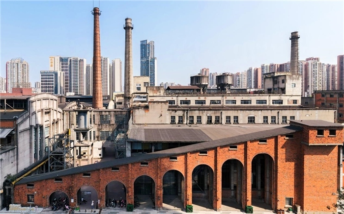 在原成都國(guó)營(yíng)紅光電子管廠舊址上改建而成的東郊記憶園區(qū)南大門(mén)。大門(mén)既保留了老工業(yè)區(qū)的風(fēng)貌，又融入了現(xiàn)代審美和創(chuàng)意，成為了園區(qū)一大亮點(diǎn)。資料圖片