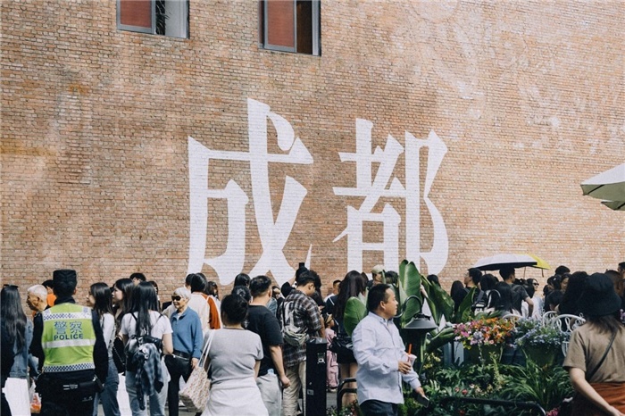 東郊記憶園區(qū)“成都?jí)Α币跃薮蟮摹俺啥肌弊謽雍酮?dú)特的藝術(shù)設(shè)計(jì)成為園區(qū)的網(wǎng)紅打卡地，吸引了眾多游客和市民前來(lái)參觀。資料圖片