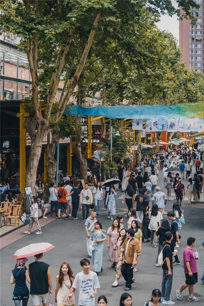 北街美食區(qū)是東郊記憶園區(qū)集美食、文化與休閑于一體的特色區(qū)域，為游客和當(dāng)?shù)鼐用裉峁┝素S富多樣的餐飲選擇。資料圖片