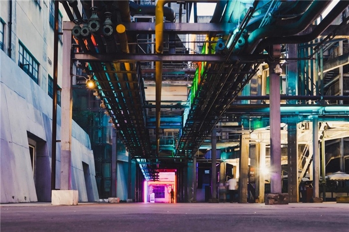 東郊記憶園區(qū)工業(yè)橫街完整地保留了園區(qū)的工業(yè)元素，如工業(yè)煙囪、動(dòng)力管廊架和水塔等，形成了園區(qū)獨(dú)特的工業(yè)風(fēng)景線。資料圖片