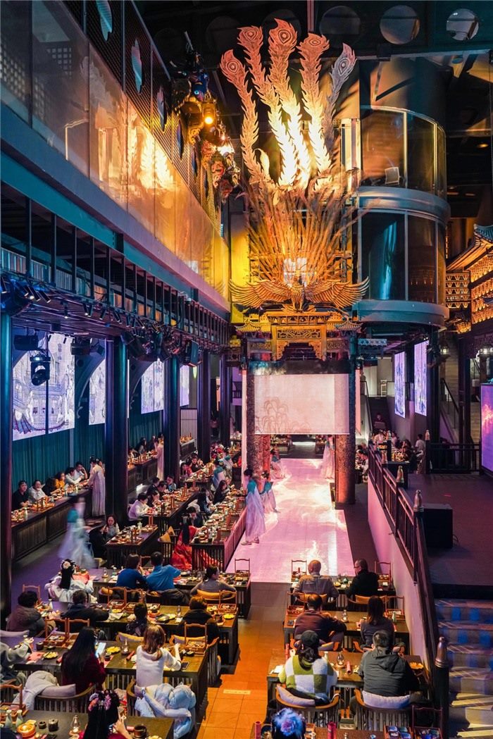 東郊記憶園區(qū)內(nèi)以蜀地文化為創(chuàng)作背景，溯源中國(guó)傳統(tǒng)宴飲儀禮打造的全景沉浸式漢文化主題餐秀。成都傳媒集團(tuán)供圖