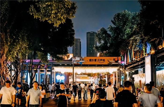 夜幕下的東郊記憶園區(qū)人流如織，熱度不減。資料圖片