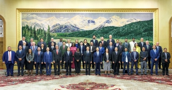  8月30日，國(guó)家副主席韓正在北京集體會(huì)見出席2024年國(guó)際議員友好交流論壇的各國(guó)代表。新華社記者 丁林 攝