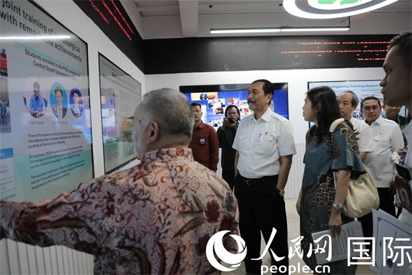印尼對華合作牽頭人、統(tǒng)籌部長盧胡特（中）參觀中國—印尼新能源材料與冶金工程技術(shù)聯(lián)合研究實(shí)驗(yàn)室。人民網(wǎng)記者曹師韻攝