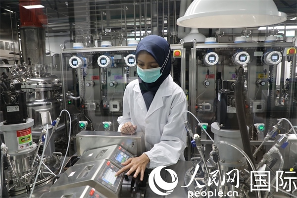 中國—印尼新能源材料與冶金工程技術(shù)聯(lián)合研究實(shí)驗(yàn)室內(nèi)，研究人員正在工作。人民網(wǎng)記者曹師韻攝