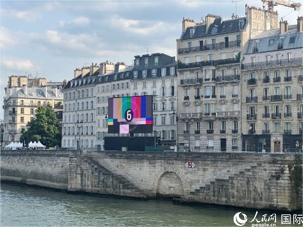 奧運(yùn)會(huì)開(kāi)幕式，安置在塞納河兩岸的大屏幕。人民網(wǎng)記者 何蒨攝