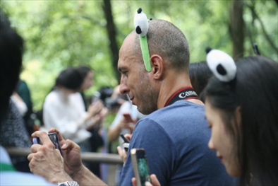 俄羅斯《俄羅斯報》視覺內(nèi)容編輯阿爾圖爾·杰魯諾夫在拍攝熊貓。（李佩藺 攝）