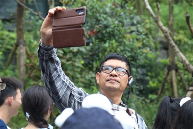 媒體考察團成員在熊貓谷拍照“打卡”。（李佩藺 攝）