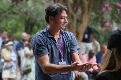 意大利逆流外交網(wǎng)站總編輯亞歷山大·比安奇學(xué)習(xí)青城太極。（李佩藺 攝）