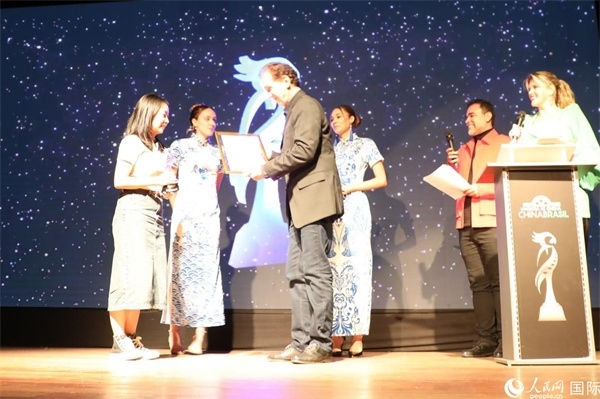 為期4天的第三屆中國－巴西電影展期間，來自中巴兩國的14部參展影片受到巴西電影愛好者和社會各界人士好評，并分別榮獲本次電影展組委會頒發(fā)的“藍鸚鵡”獎。7部最近兩年制作中國影片參展，其中由《環(huán)球時報》文娛新媒體平臺“環(huán)球時報—娛評”推薦參展的影片《長安三萬里》曾獲得第36屆中國電影金雞獎最佳美術片獎。圖為當地時間8月26日晚舉行的電影展開幕式暨“藍鸚鵡”獎頒獎典禮現場。 人民網記者 陳一鳴攝