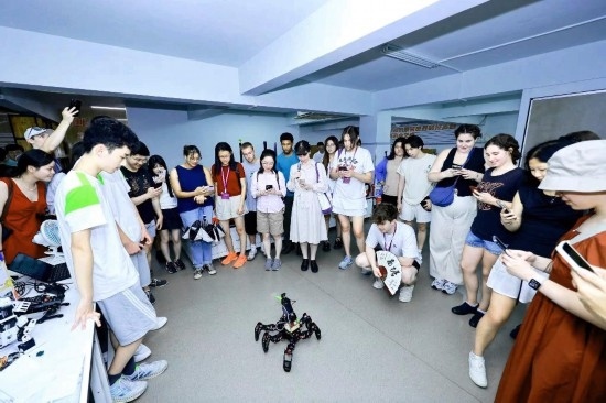 8月25日，中外青年在浙江杭州觀看機(jī)器人表演。新華社發(fā)（清華大學(xué)供圖）