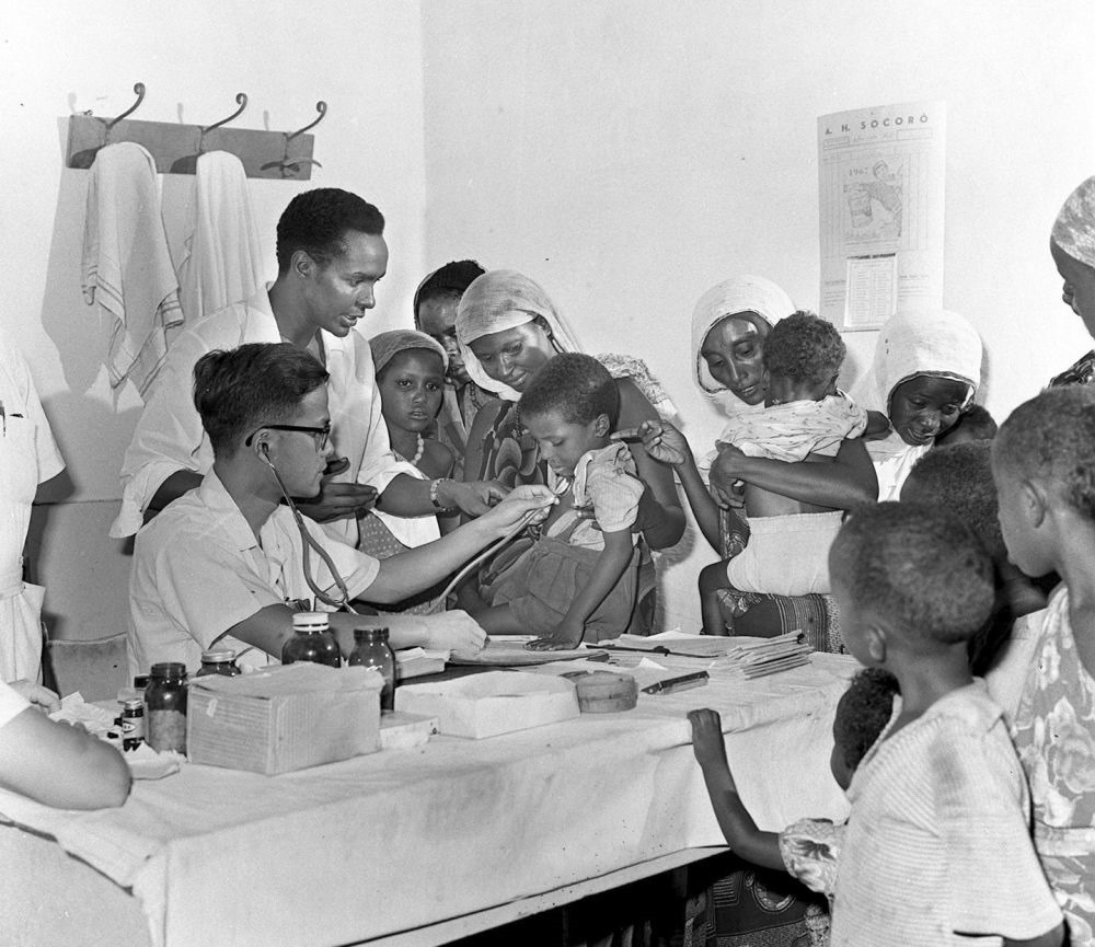 1968年4月，中國醫(yī)療隊(duì)醫(yī)生在索馬里阿弗戈依鎮(zhèn)巡回醫(yī)療時(shí)為當(dāng)?shù)貎和尾　? width=