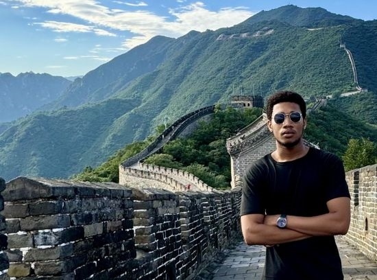 8月28日，尼日利亞青年阿米爾·阿希姆在慕田峪長(zhǎng)城留影。新華社發(fā)（清華大學(xué)供圖）