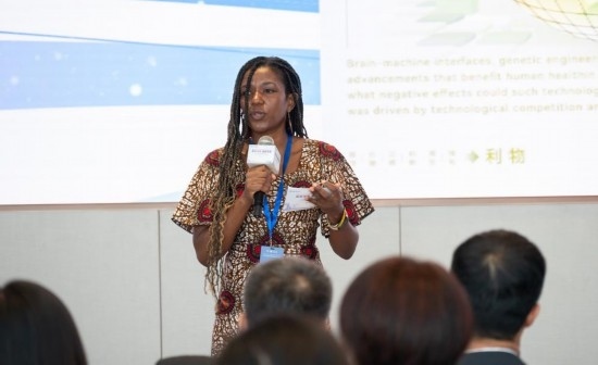 8月29日，在第二屆清華國(guó)際青年對(duì)話(huà)論壇活動(dòng)上，來(lái)自烏干達(dá)的媒體人詹尼弗·阿西姆韋分享中國(guó)之旅的感悟。新華社發(fā)（畢尚宏攝）