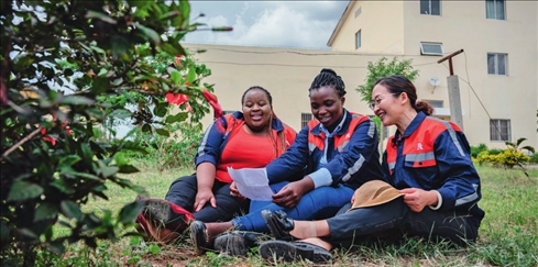 在肯尼亞內(nèi)羅畢，非洲之星鐵路運(yùn)營公司工電部電子設(shè)備檢修工區(qū)工長陳玲（右）在休息時教學(xué)員唱中文歌曲（2023 年 5 月 23 日攝） 王冠森攝 / 本刊