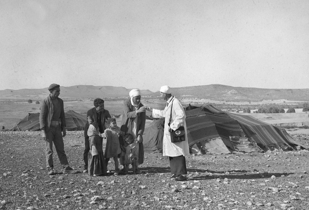 1965年，一名中國援阿爾及利亞醫(yī)療隊(duì)醫(yī)生（右一）在阿爾及利亞賽伊達(dá)省為牧民診治。