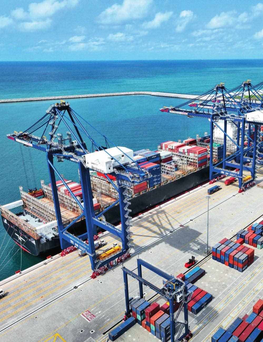 由中國港灣工程有限責(zé)任公司承建的尼日利亞萊基深水港位于中尼合作建設(shè)的拉各斯萊基自貿(mào)區(qū)內(nèi)，是尼日利亞首個現(xiàn)代化深水港和最大港口。圖為一艘貨輪在尼日利亞拉各斯萊基深水港裝卸集裝箱（2024 年 3 月 11 日攝）萊基港公司供圖