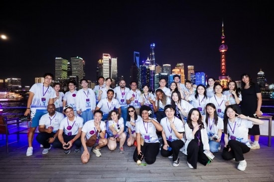 8月21日，中外青年在上海參觀時(shí)合影留念。新華社發(fā)（清華大學(xué)供圖）