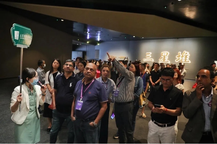 8月31日，亞洲媒體考察團(tuán)參訪三星堆博物館?！吨袊?guó)經(jīng)濟(jì)周刊》記者肖翊攝