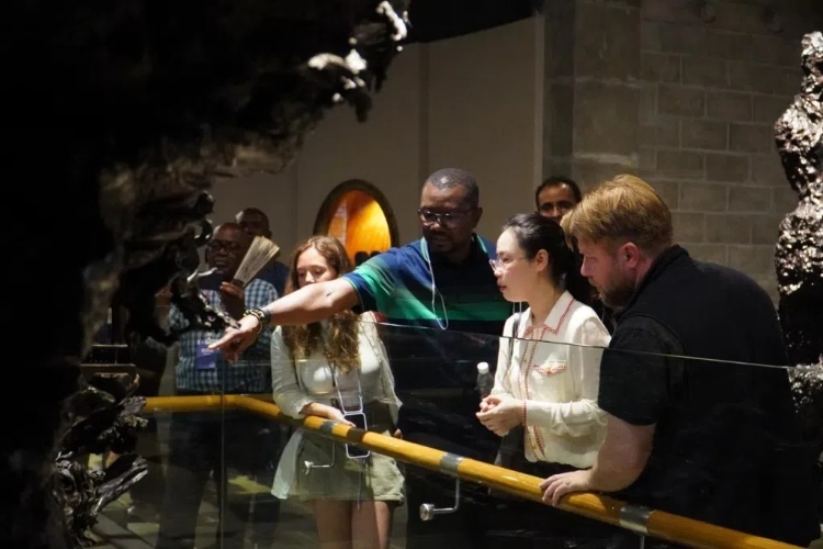 2024“一帶一路”媒體合作論壇聯(lián)合采訪調(diào)研行成員在樂山烏木文化博覽苑調(diào)研采訪。人民網(wǎng)記者 趙祖樂攝