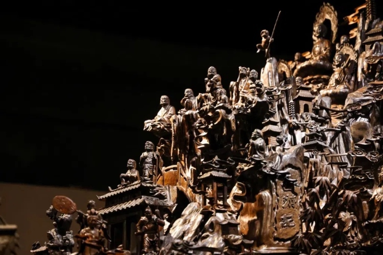 烏木博物館中展出的烏木雕刻藝術(shù)品《西游記》（局部）。本報(bào)記者 伊霄攝