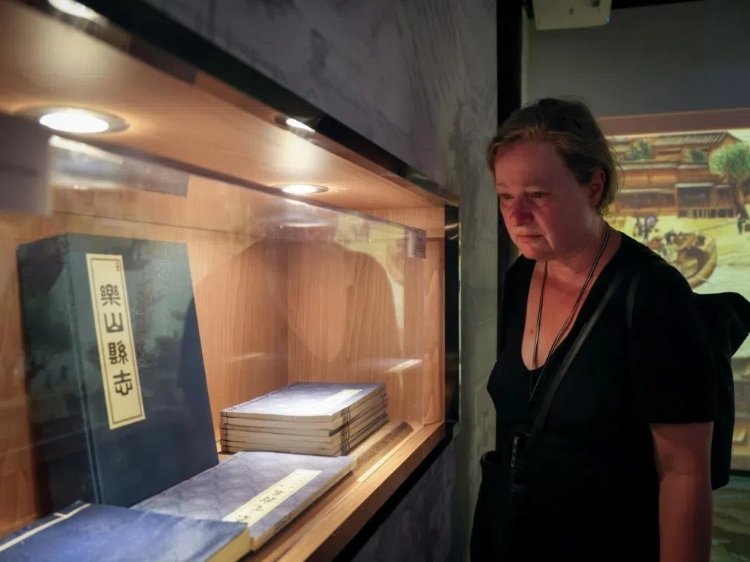 2024“一帶一路”媒體合作論壇聯(lián)合采訪調(diào)研行成員在蘇稽古鎮(zhèn)調(diào)研樂山歷史文化。本報(bào)記者 伊霄攝