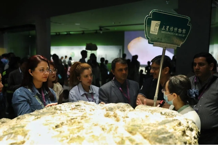 8月31日，亞洲媒體考察團(tuán)參訪三星堆博物館。左一為馬來(lái)西亞《星報(bào)》首席商務(wù)官莉迪婭·王。《中國(guó)經(jīng)濟(jì)周刊》記者肖翊攝