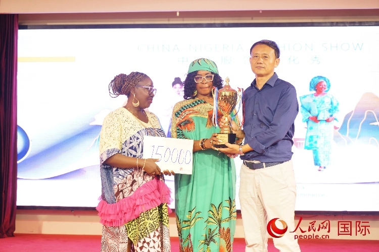 中國駐尼日利亞使館文化參贊兼中國文化中心主任李旭大（右）為最佳表現(xiàn)獎(jiǎng)?lì)C獎(jiǎng)（中）。人民網(wǎng)記者 姜宣攝