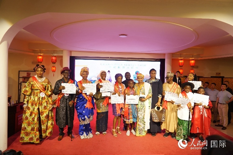 中尼服飾文化秀尼日利亞十佳模特獎(jiǎng)。人民網(wǎng)記者 姜宣攝