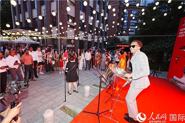 來自特多的藝術(shù)家在慶祝儀式上表演特多鋼鼓。人民網(wǎng)記者 趙益普攝