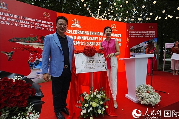 當(dāng)天的慶祝儀式上，還舉行了特多著名酒品牌安高天娜回歸中國市場(chǎng)的揭幕儀式。人民網(wǎng)記者 趙益普攝