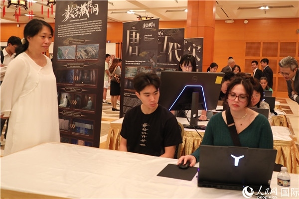 在活動現(xiàn)場，當?shù)孛癖婓w驗“數(shù)字藏經(jīng)洞”云游戲，沉浸式體驗敦煌文化。 人民網(wǎng)記者 李志偉攝