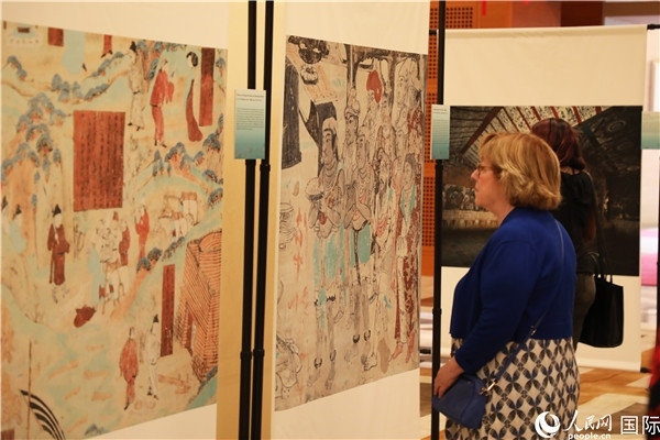 來賓在參觀敦煌高清攝影和壁畫高保真復制品。 人民網(wǎng)記者 李志偉攝