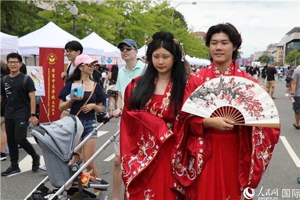 5、當?shù)厝A僑華人身穿漢服參加文化節(jié)。 人民網(wǎng)記者 李志偉攝
