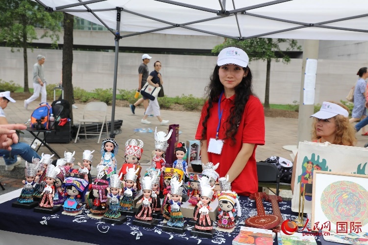 在今年活動上，貴州代表團設(shè)立的貴州非遺文化、“村BA”文創(chuàng)、貴州茶文化等展區(qū)。人民網(wǎng)記者 李志偉攝